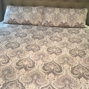 King size quilt and 2 king shams